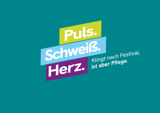 Der Text auf einem einfarbigen Hintergrund lautet: "Puls. Schweiß. Herz. Klingt nach Festival, ist aber Pflege." Die Worte sind in unterschiedlichen Farben und Schriftarten gestaltet, um die Aussage zu betonen, dass Pflege leidenschaftlich und intensiv ist.