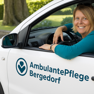 Eine lächelnde Frau sitzt in einem weißen Auto und lehnt sich am Fenster. Auf der Fahrzeugseite steht der Schriftzug "Ambulante Pflege Bergedorf". Der Hintergrund zeigt grüne Bäume und eine sonnige Umgebung.