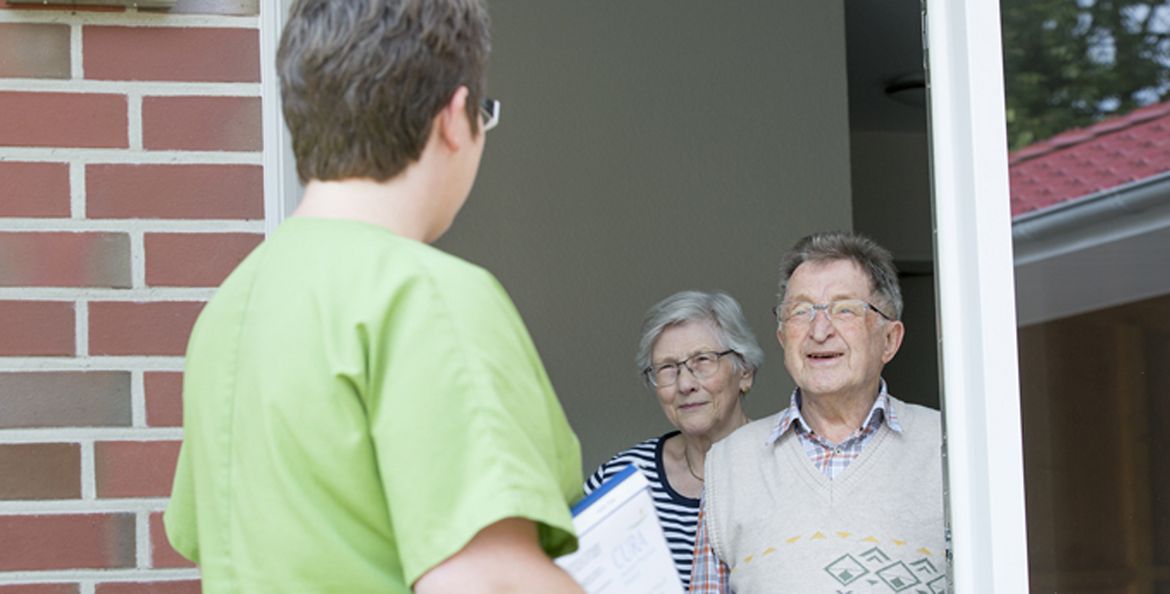 Häuslicher Pflegedienst beim Kunden an der Tür