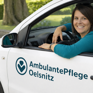 Eine lächelnde Frau sitzt am Steuer eines Autos, das das Logo und den Namen „Ambulante Pflege Oelsnitz“ trägt. Sie scheint freundlich und offen und blickt direkt in die Kamera, während sie eine entspannte Pose einnimmt.